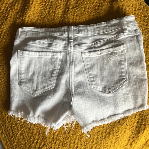 STUDIO BLUE women’s size 29 white distressed cutoff shorts mid rise - Picture 2 of 4